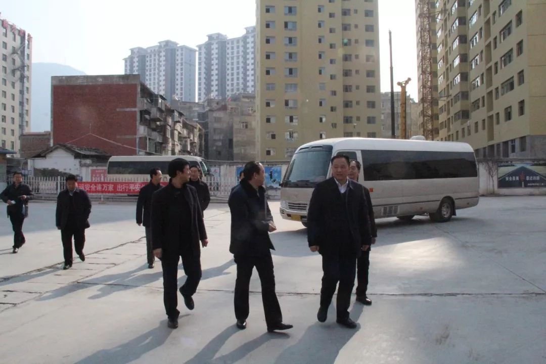 隴南市委常委、常務(wù)副市長張慶宏、副市長徐世林、市人大副主任陳榮等一行深入隴運集團公司武都汽車站開展春節(jié)前走訪慰問活動