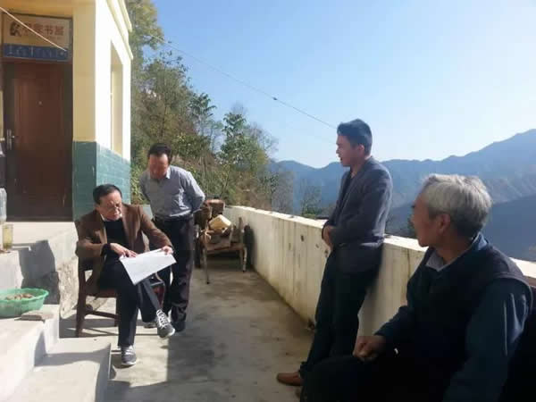 隴運集團公司董事長、黨委書記李寅祥率相關(guān)人員專程前往精準扶貧點進行深入調(diào)研