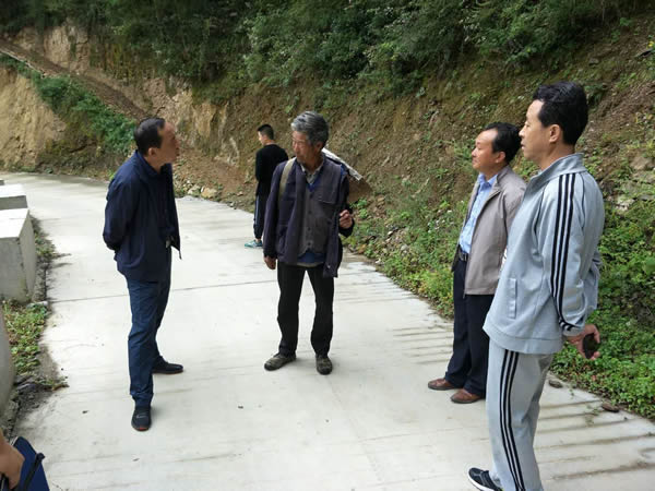 隴運(yùn)集團(tuán)公司黨委書記、董事長李寅祥同志深入琵琶鎮(zhèn)寧強(qiáng)村開展幫扶工作