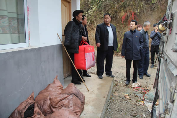 隴運集團公司開展“解難題、辦實事、送溫暖”主題黨日活動